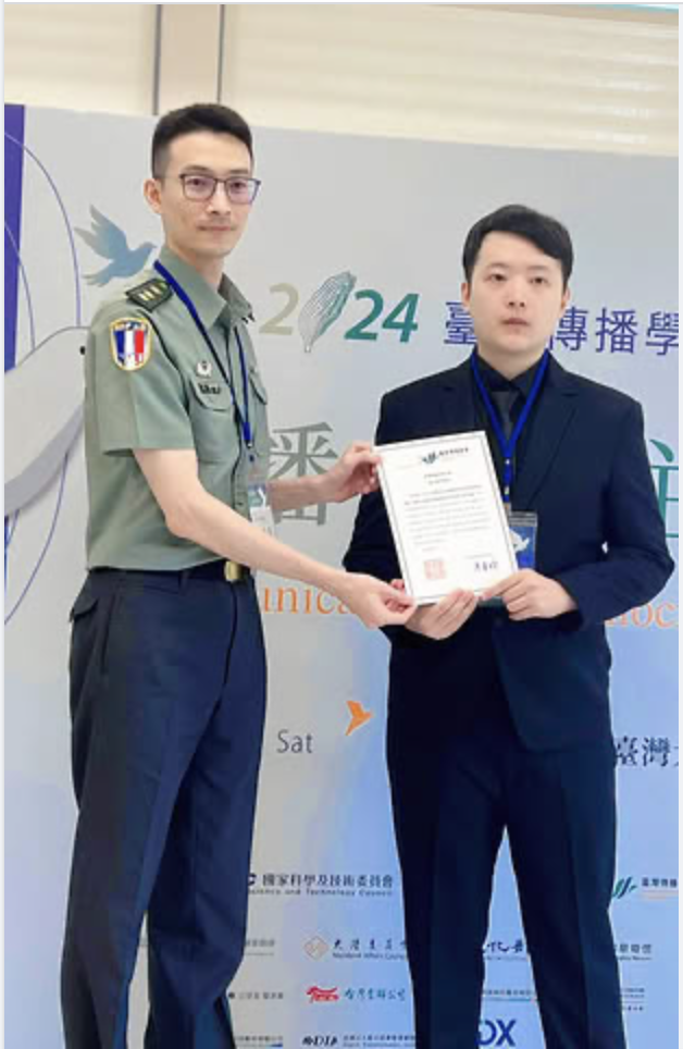 連祉鈞於 2024 年學術活動現場持證明文件合影